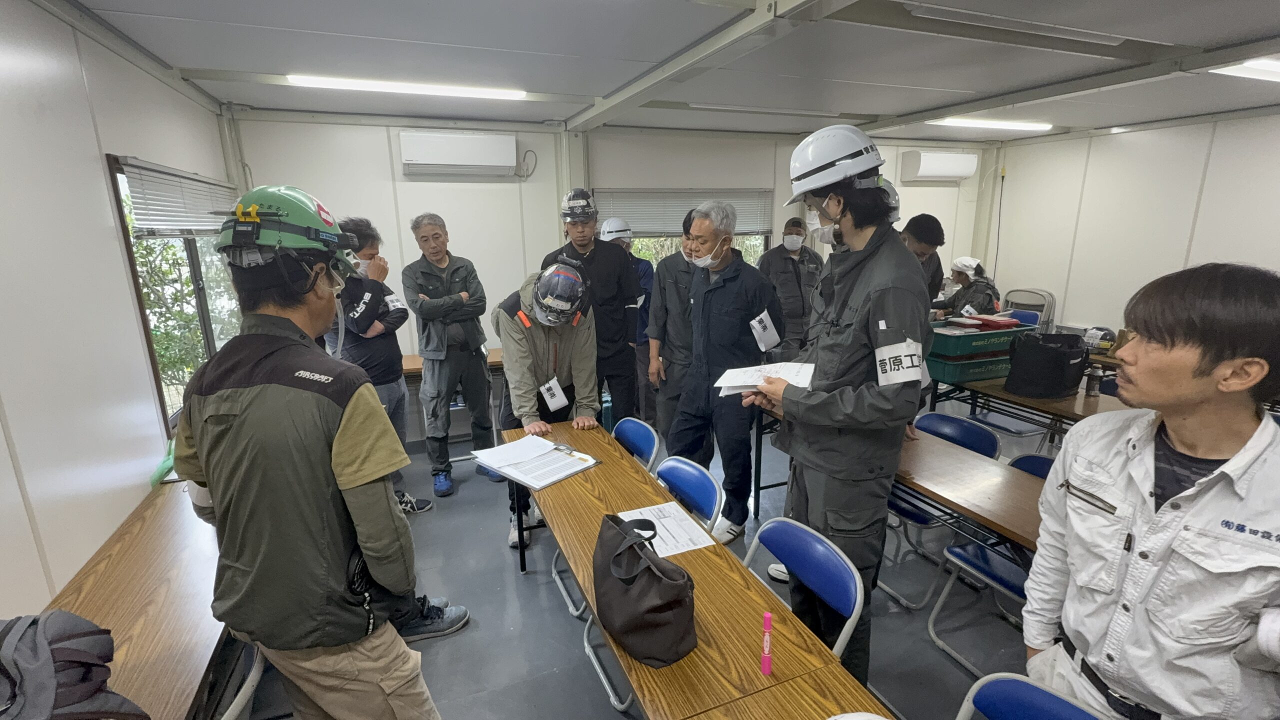 現場で若手に教える先輩職人