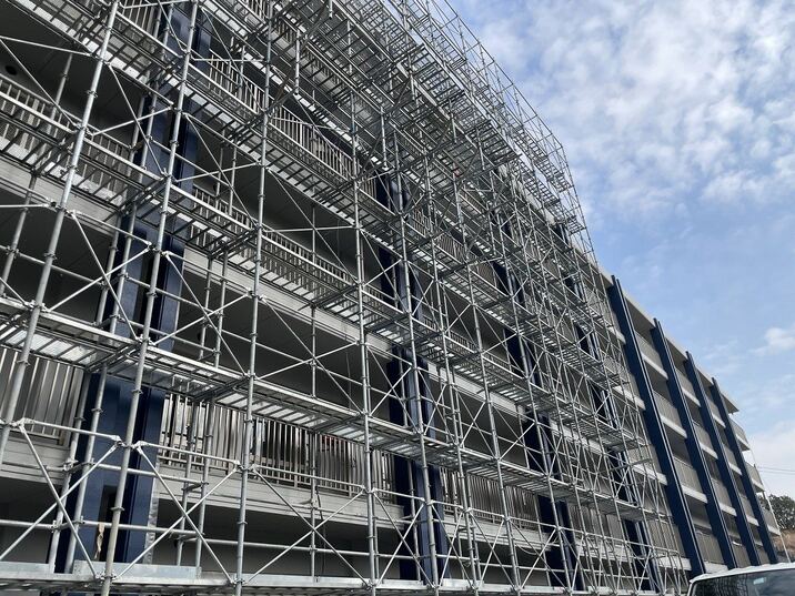 足場が組まれた建築工事の現場