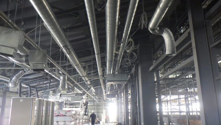 配管が通る設備工事の現場