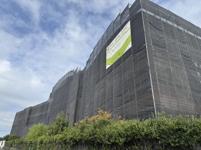 足場に囲まれた建築工事現場の外観