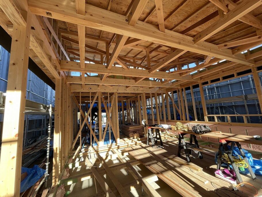 木造の骨組みが組まれた建築現場の内部
