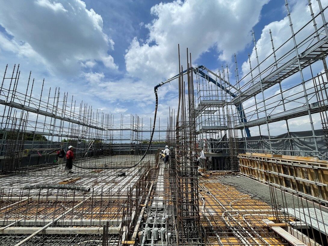鉄筋と足場が組まれた建築工事の現場